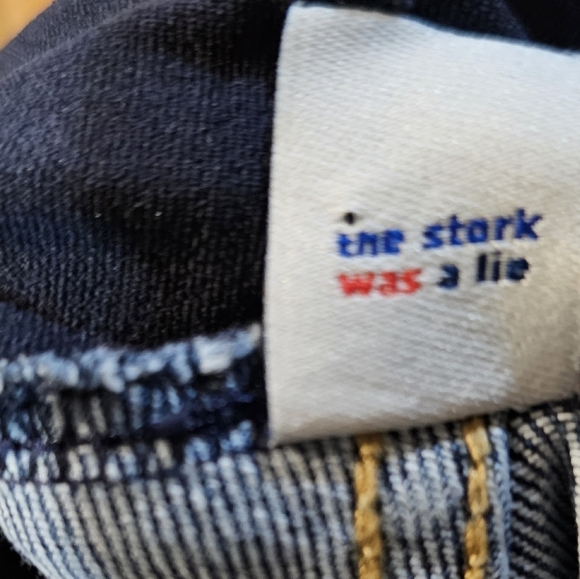 Old Navy - Maternity 'Boyfriend' Ripped Stretch Jeans​​​ - Picture 3 of 8